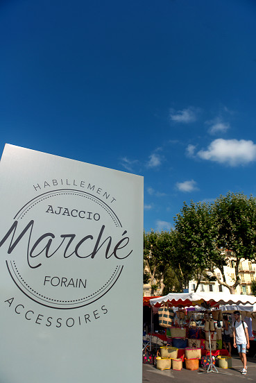 Avec ceux du marché forain Avec ceux du marché forain