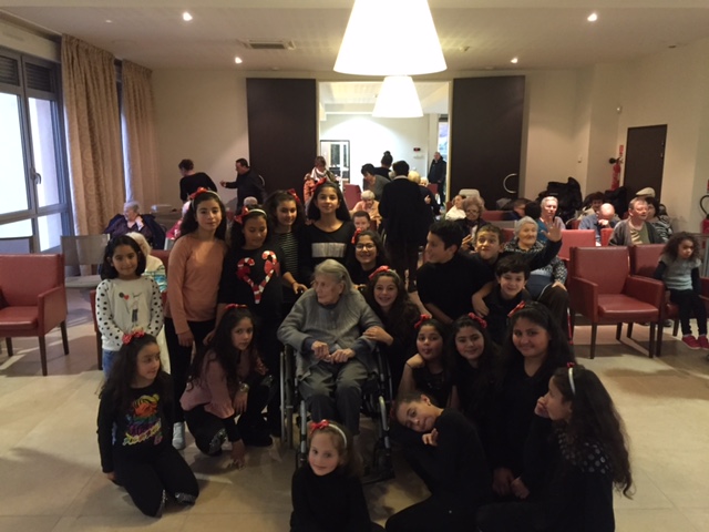 Les enfants de la Maison de Quartier des Cannes fêtent Noël à l’EHPAD Sainte Cécile Les enfants de la Maison de Quartier des Cannes fêtent Noël à l’EHPAD Sainte Cécile