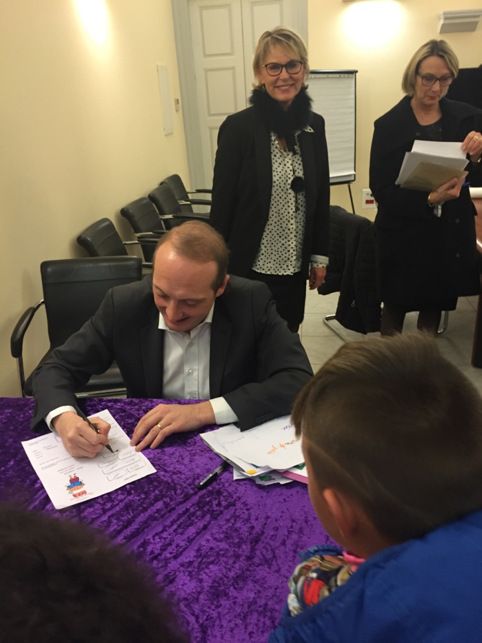 Lors de la réception donnée pour les enfants signataires du DRE encadré par Cathy Santi-Ricci (photo), le maire d'Ajaccio, Laurent Marcangeli, a de son côté écrit des messages d'encouragement sur les dessins des élèves que ces derniers afficheront dans leur école (Photos Ville d'Ajaccio). Lors de la réception donnée pour les enfants signataires du DRE encadré par Cathy Santi-Ricci (photo), le maire d'Ajaccio, Laurent Marcangeli, a de son côté écrit des messages d'encouragement sur les dessins des élèves que ces derniers afficheront dans leur école (Photos Ville d'Ajaccio).