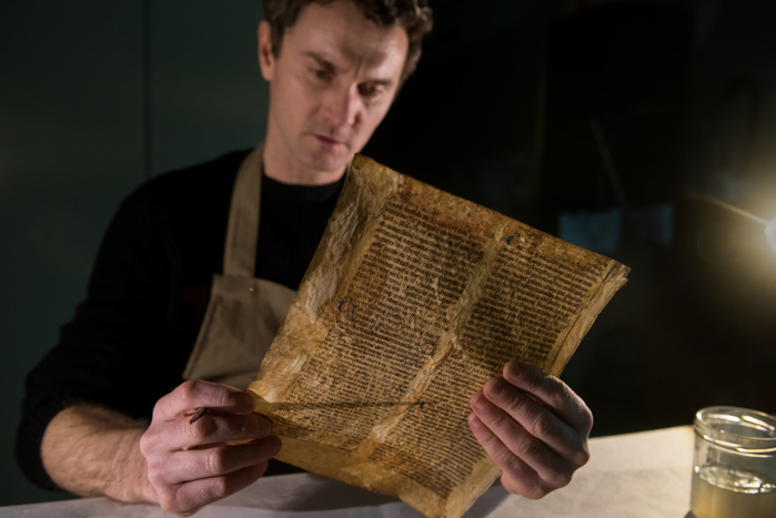 Le restaurateur florentin, Simone Martini est impressionné par la qualité exceptionnelle des incunables de la bibliothèque Fesch (photos Ville d'Ajaccio). Le restaurateur florentin, Simone Martini est impressionné par la qualité exceptionnelle des incunables de la bibliothèque Fesch (photos Ville d'Ajaccio).