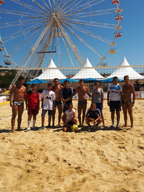 Footvolley avec les joueurs brésiliens et espagnols Footvolley avec les joueurs brésiliens et espagnols