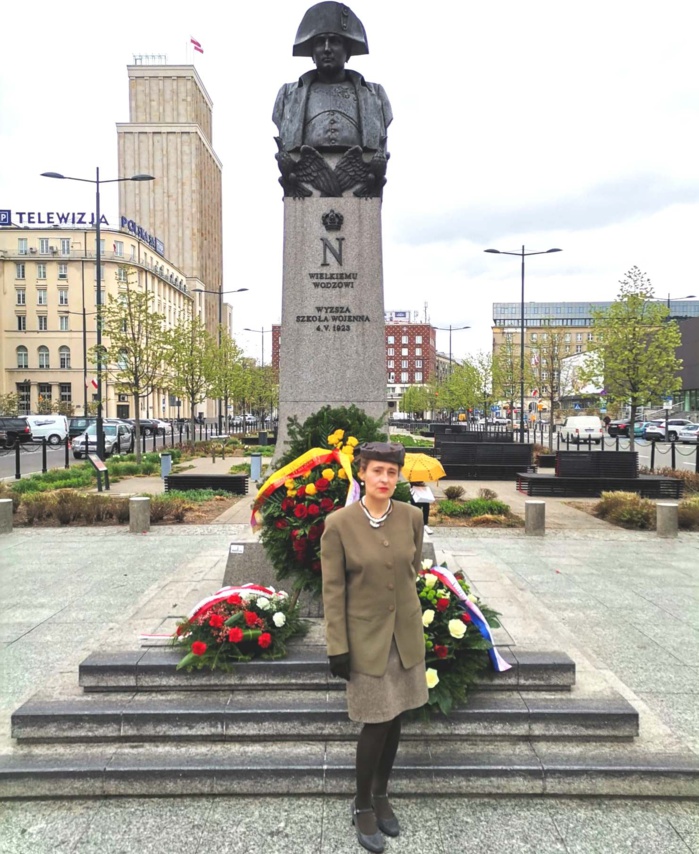 Agnieska Pudlis, poétesse polonaise, a fleuri le monument Napoléon à Varsovie où l'Empereur tient une place importance (Photos DR). Agnieska Pudlis, poétesse polonaise, a fleuri le monument Napoléon à Varsovie où l'Empereur tient une place importance (Photos DR).