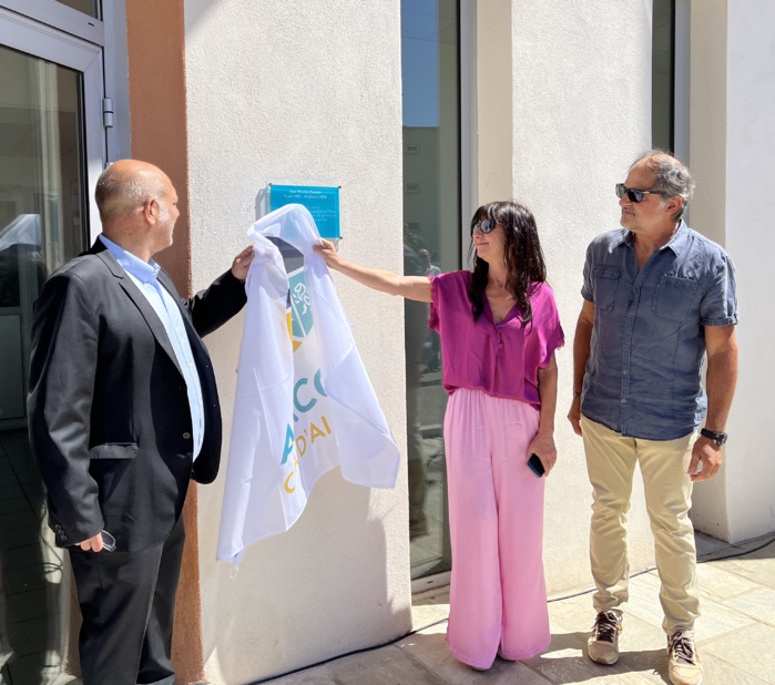 La plaque commémorative a été dévoilée en même temps que la dénomination de la piscine des Salines en présence de l'élu délégué aux sports, Stéphane Vannucci, de la compagne de Jean-Nicolas Cecconi, Isabelle Parodin et de son frère José Cecconi (photos Ville d'Ajaccio). La plaque commémorative a été dévoilée en même temps que la dénomination de la piscine des Salines en présence de l'élu délégué aux sports, Stéphane Vannucci, de la compagne de Jean-Nicolas Cecconi, Isabelle Parodin et de son frère José Cecconi (photos Ville d'Ajaccio).