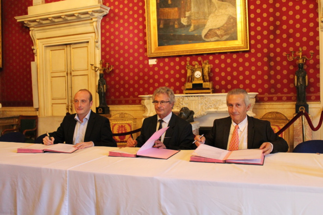 Laurent Marcangeli, député-maire d'Ajaccio, Jean-Jacques Deplette, directeur régional des Finances publiques de Corse et du département de Corse-du-Sud, Jacques Coti, comptable public en charge de la Trésorerie du Grand Ajaccio ont signé la convention de partenariat ce vendredi 23 octobre. (Photo P.S.) Laurent Marcangeli, député-maire d'Ajaccio, Jean-Jacques Deplette, directeur régional des Finances publiques de Corse et du département de Corse-du-Sud, Jacques Coti, comptable public en charge de la Trésorerie du Grand Ajaccio ont signé la convention de partenariat ce vendredi 23 octobre. (Photo P.S.)