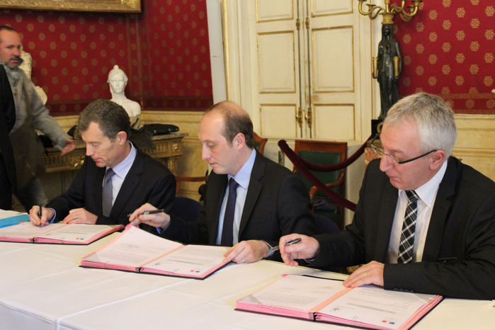 Ce vendredi matin, le préfet de Corse, Christophe Mirmand, le député-maire d'Ajaccio, Laurent Marcangeli et le procureur de la Républiqe, Eric Bouillard ont signé la convention qui renforce la collaboration entre la police nationale et la police municipale. Ce vendredi matin, le préfet de Corse, Christophe Mirmand, le député-maire d'Ajaccio, Laurent Marcangeli et le procureur de la Républiqe, Eric Bouillard ont signé la convention qui renforce la collaboration entre la police nationale et la police municipale.