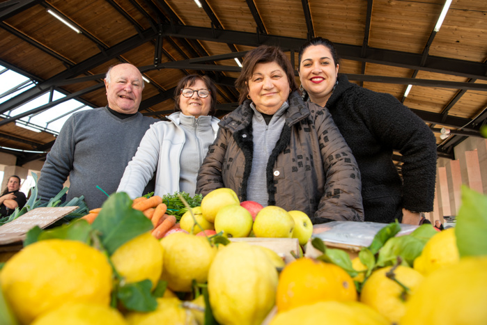 Parmi les figures bien connues du marché, Sylvana Sirna a "cinquante ans de marché", elle travaille en famille avec son mari, sa soeur et la relève... (Photo Ville d'Ajaccio) Parmi les figures bien connues du marché, Sylvana Sirna a "cinquante ans de marché", elle travaille en famille avec son mari, sa soeur et la relève... (Photo Ville d'Ajaccio)