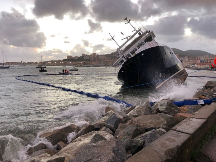 ​Qualiporti : Le barrage flottant du port Charles Ornano déployé