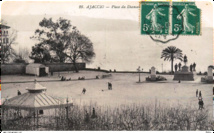 Le fonds de cartes postales et de photos anciennes est aussi très important pour le travail de recherche.