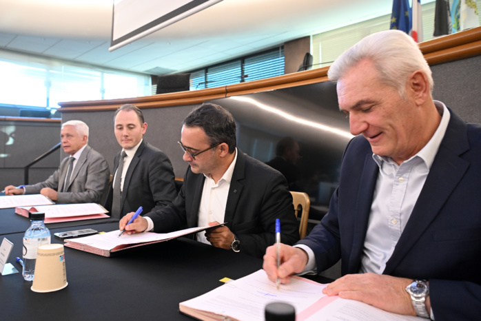 De gauche à droite, Alexandre Vinciguerra, conseiller éxecutif et président de l'ADEC, Xavier Czerwinski, secrétaire général de la préfécture de la Corse-du-Sud, Stéphane Sbraggia, maire d'Ajaccio et président de la CAPA et Xavier Lacombe, 1er vice-président de la CAPA lors de la signature de la déclaration d'intention partagée ce mercredi 29 novembre à l'hôtel de Ville.