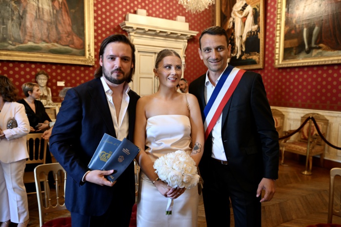 Christophe Mondoloni, adjoint délégué à la langue corse et à la promotion de l’identité ajaccienne, a remis le premier exemplaire de ce document à Francescu Isoni et Laura Douet lors de leur cérémonie de mariage qui s’est déroulée ce mercredi 29 juin à l’Hôtel de Ville. Christophe Mondoloni, adjoint délégué à la langue corse et à la promotion de l’identité ajaccienne, a remis le premier exemplaire de ce document à Francescu Isoni et Laura Douet lors de leur cérémonie de mariage qui s’est déroulée ce mercredi 29 juin à l’Hôtel de Ville.