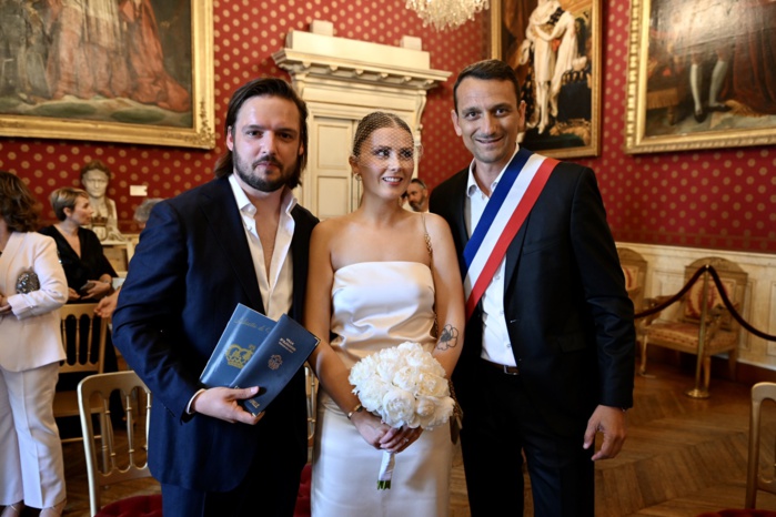 Christophe Mondoloni, adjoint délégué à la langue corse et à la promotion de l’identité ajaccienne, a remis le premier exemplaire de ce document à Francescu Isoni et Laura Douet lors de leur cérémonie de mariage qui s’est déroulée ce mercredi 29 juin à l’Hôtel de Ville.