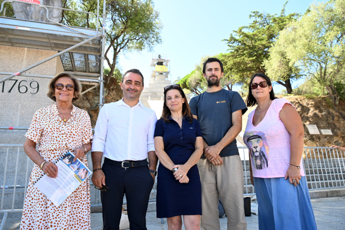 Conférence de presse de lancement de la restauration de la statuaire ajaccienne, de gauche à droite, Simone Guerrini adjointe à la culture et au patrimoine, Stéphane Sbraggia maire d'Ajaccio, Marie-Laure Mattei Mosconi directrice des patrimoines de la Ville d'Ajaccio, Paul Houssin restaurateur spécialisé dans les métaux de l'entreprise "A-Corros" et Michaele Laury chargée de l'inventaire mobilier et de la restauration au sein de la direction des patrimoines de la Ville d'Ajaccio.