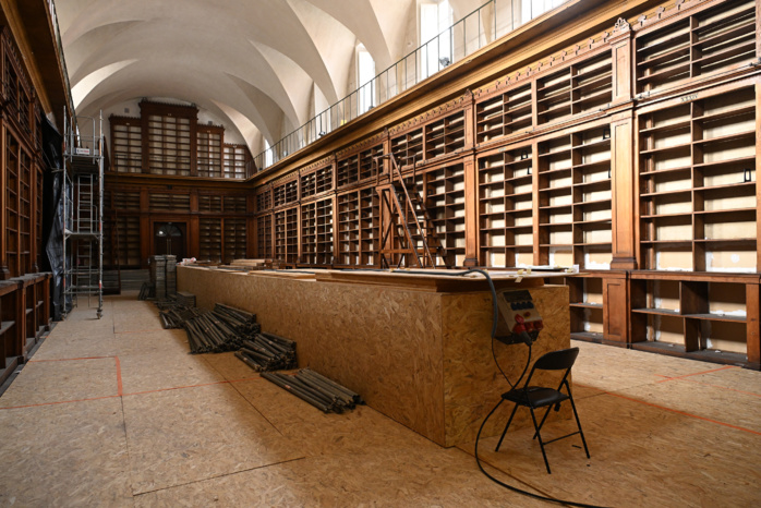 La grande salle de lecture, protégée par des panneaux de bois.