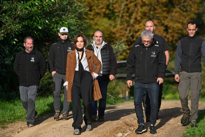 Caroline Corticchiato, 2e adjointe en charge de l’excellence environnementale, durant sa visite de la pépinière municipale aux côtés des agents du Pôle environnement de la Ville d'Ajaccio