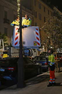 Paul-Antoine Griscelli et Gilles Sebastia dans la nacelle branchent la sapinnette sur les nouveaux candélabres. Une soxantaine décore la ville (Photos Ville d'Ajaccio).