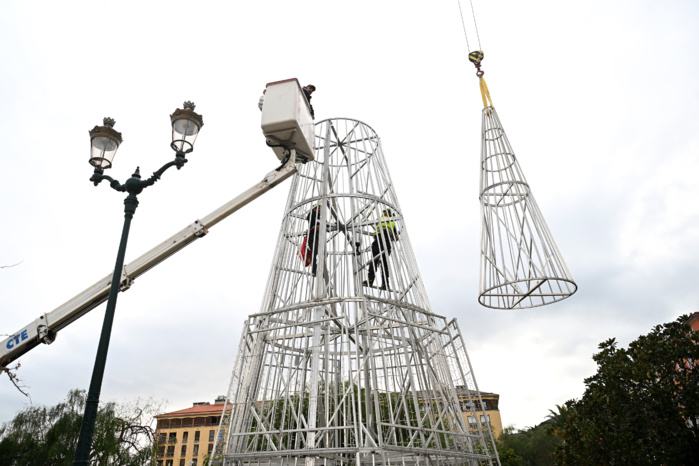 Une grue télescopique d'une hauteur de levage de 25 m est nécessaire pour poser les étages du sapin lumineux.