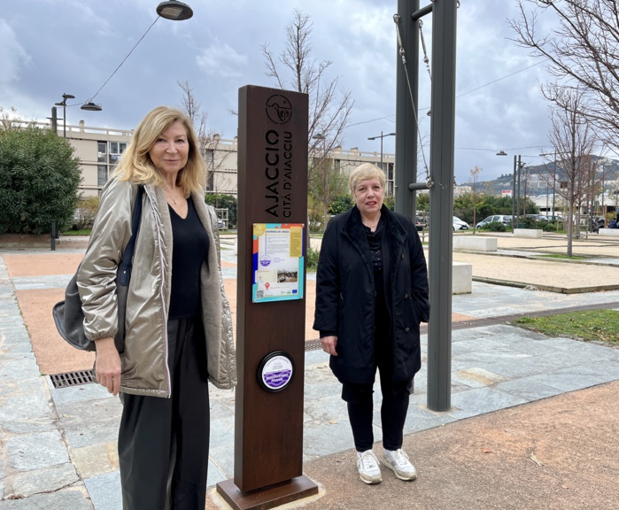 L'adjointe à l'urbanisme Nicole Ottavy et Marianne Ghipponi du centre social des Salines, lors de la pose du repère de crue place Jean Casili.