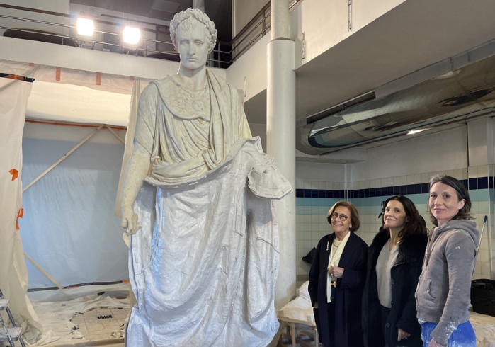 De gauche à droite, Simone Guerrini, adjointe déléguée au patrimoine de la Ville d'Ajaccio, Marie-Laure Mattei Mosconi, directrice des patrimoines de la Ville d'Ajaccio et Lisa Benoît, Mouleur statuaire du GrandPalaisRMN, lors du démoulage de la statue de Napoléon en habit de 1er Consul.