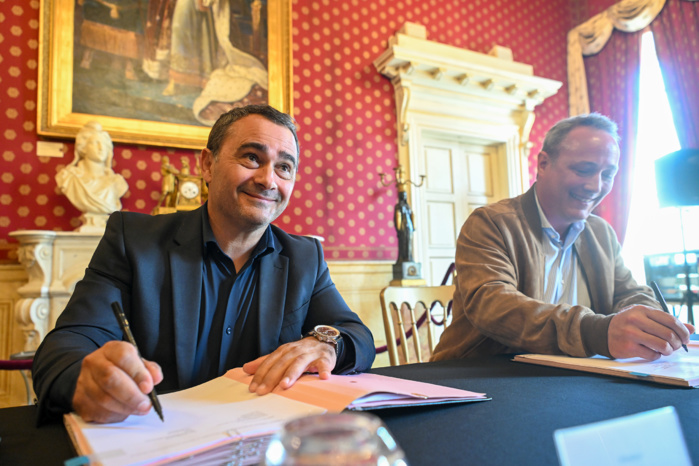 De gauche à droite, Stéphane Sbraggia, maire d'Ajaccio et Nicolas Furet directeur de la performance 3R de Citeo, lors de la signature de la convention de déploiement d’un plan de lutte contre les déchets abandonnés, ce mardi 16 avril.