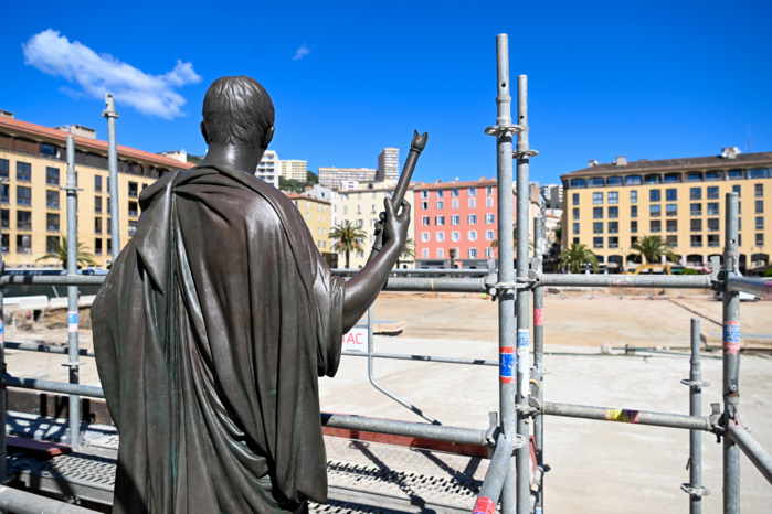 La restauration du monument de la place du Diamant a commencé