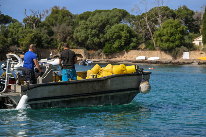 Repérage des ancrages sous-marins sur lesquels les bouées vont être fixées.