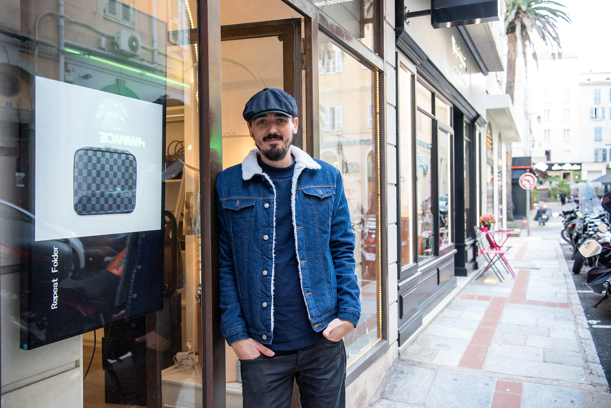 La proximité, le contact direct avec la clientèle sont parmi les atouts du commerce de centre-ville pour Raphaël Morandini (Photos Ville d'Ajaccio).