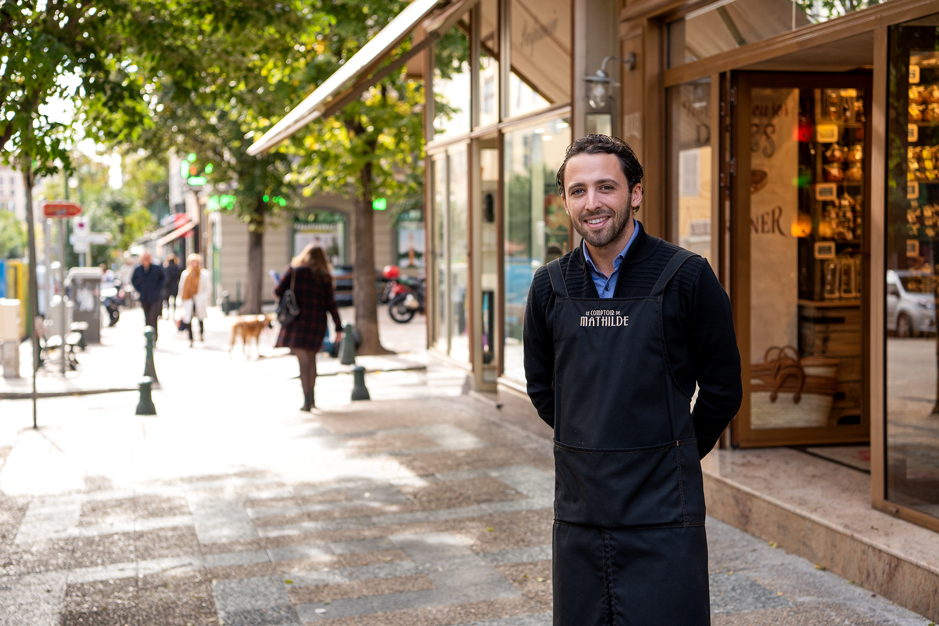 Adrien Tedde devant sa boutique cours Napoléon (Photo Ville d'Ajaccio).