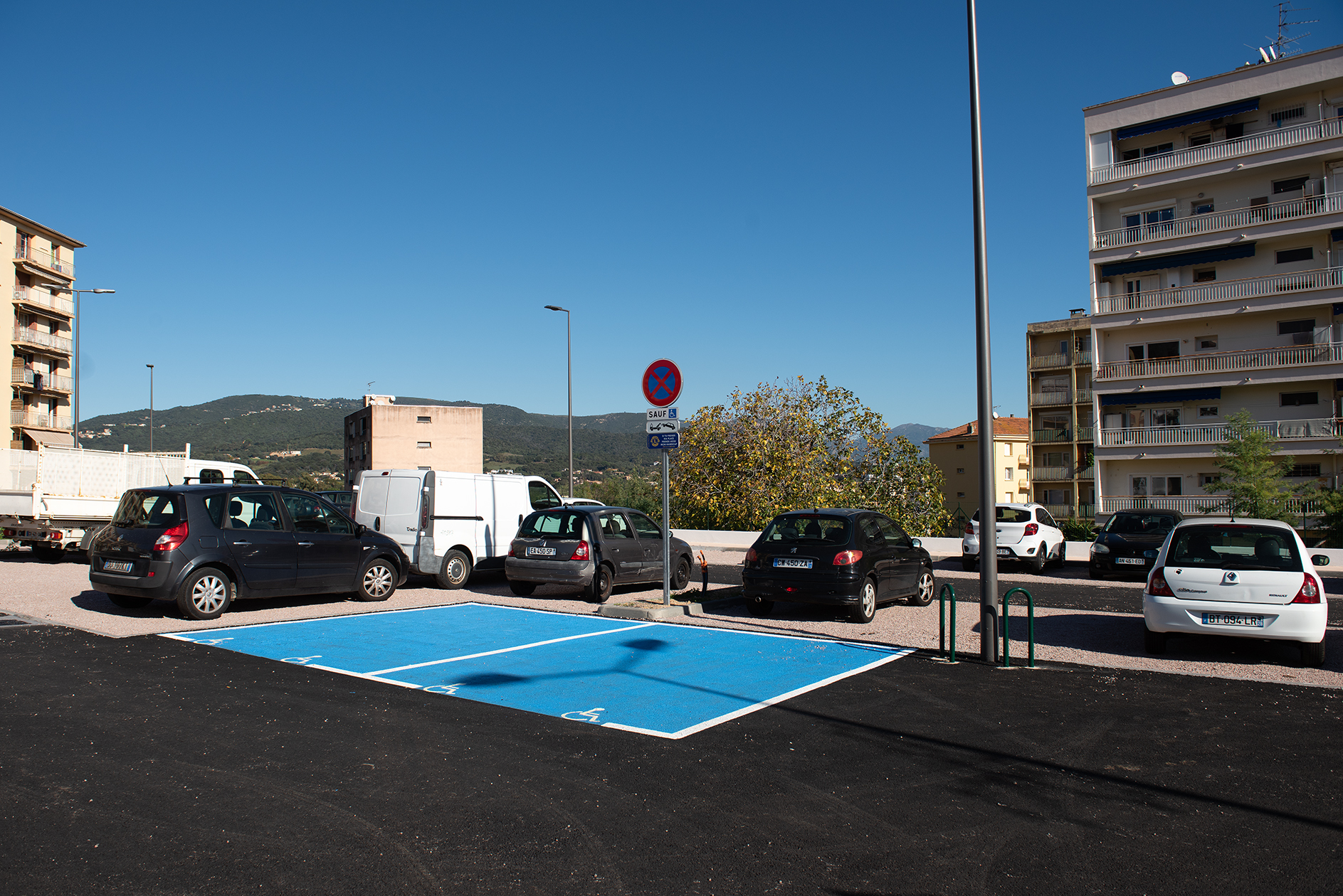 Deux places PMR sont matérialisées dès l'entrée du parking.