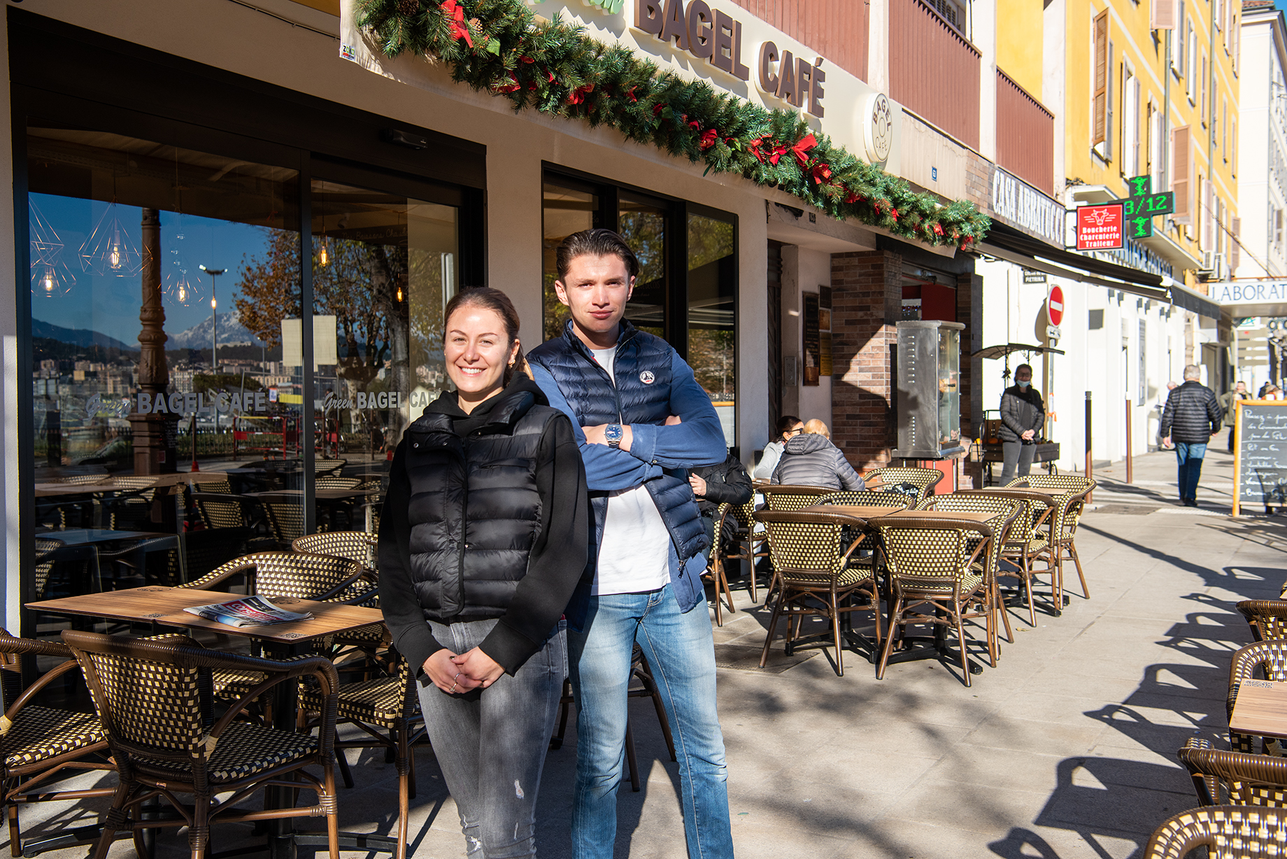 Diane Bonnet et Nathan Seveno devant la devanture de l'enseigne ouverte en octobre 2021 (Photo Ville d'Ajaccio).