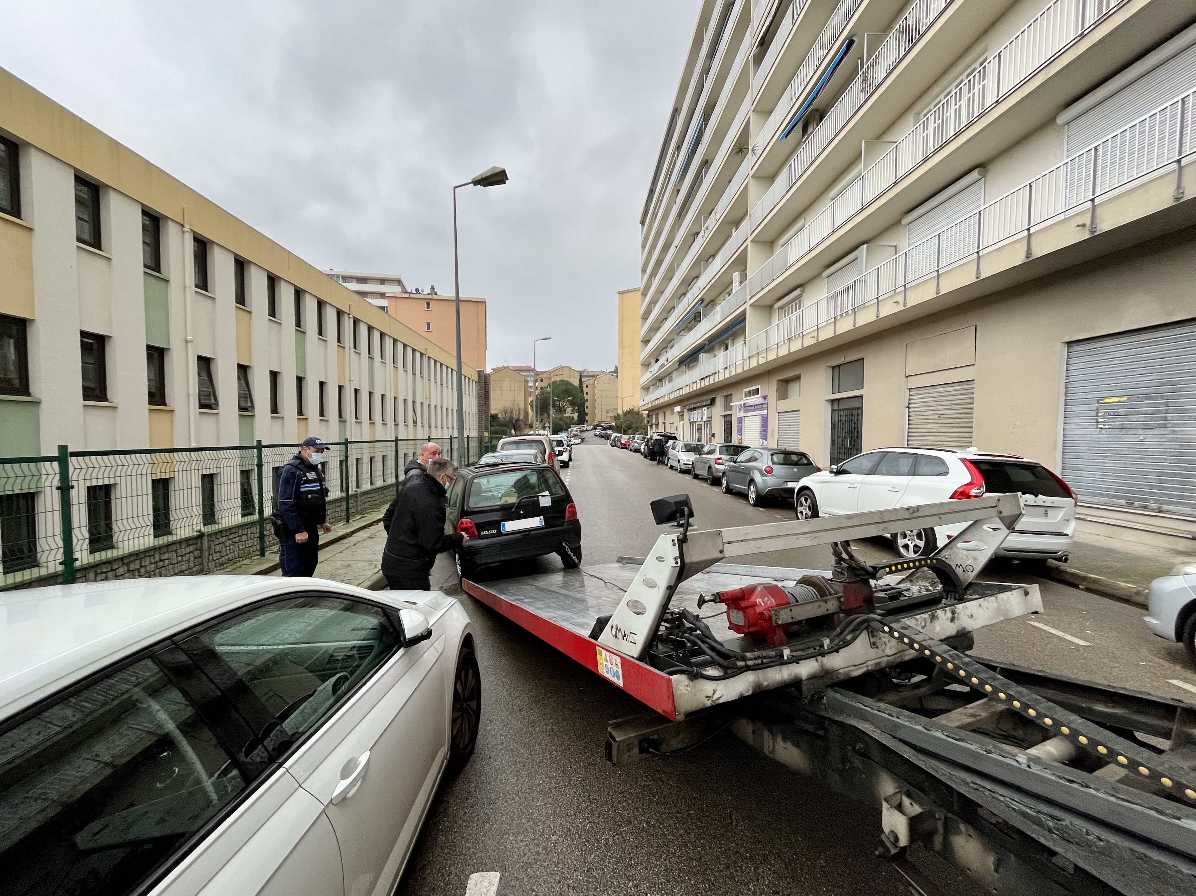 Avant l'étape fourrière, les mises en demeure envoyées aux propriétaires en infraction permettent à ce dernier d'enlever son véhicule par ses propres moyens (Photos Ville d'Ajaccio).