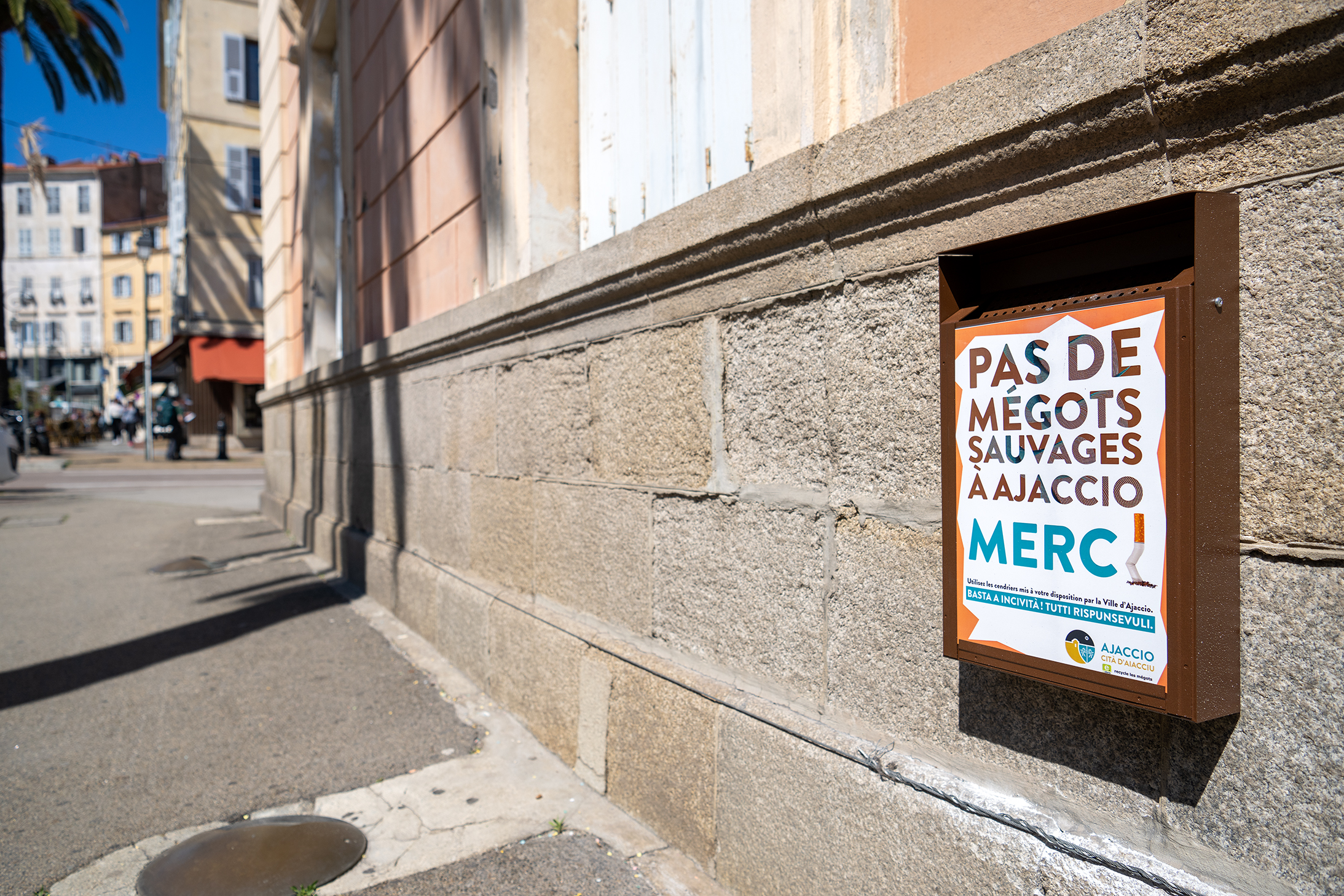 Cendrier mural installé depuis le mois d'avril devant l'Hôtel de Ville