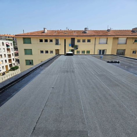 École des Cannes : isolation et étanchéité de toiture dans le cadre du programme photovoltaïque.