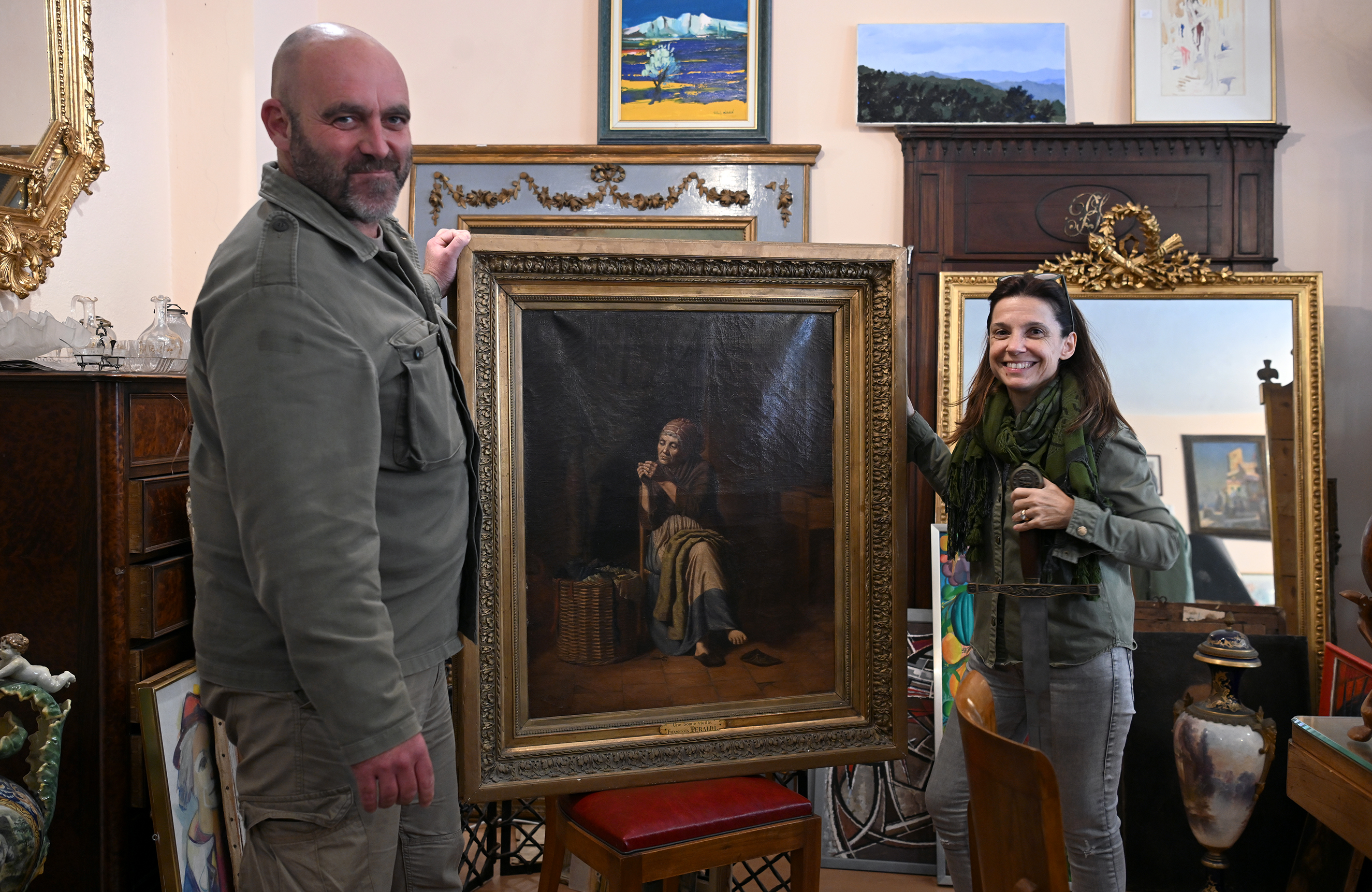 De gauche à droite, Philippe Perfettini, animateur du patrimoine, et Marie-Laure Mattei-Mosconi, directrice des Patrimoines de la Ville d'Ajaccio, aux côtés de la "Bonne vieille" de François Peraldi.