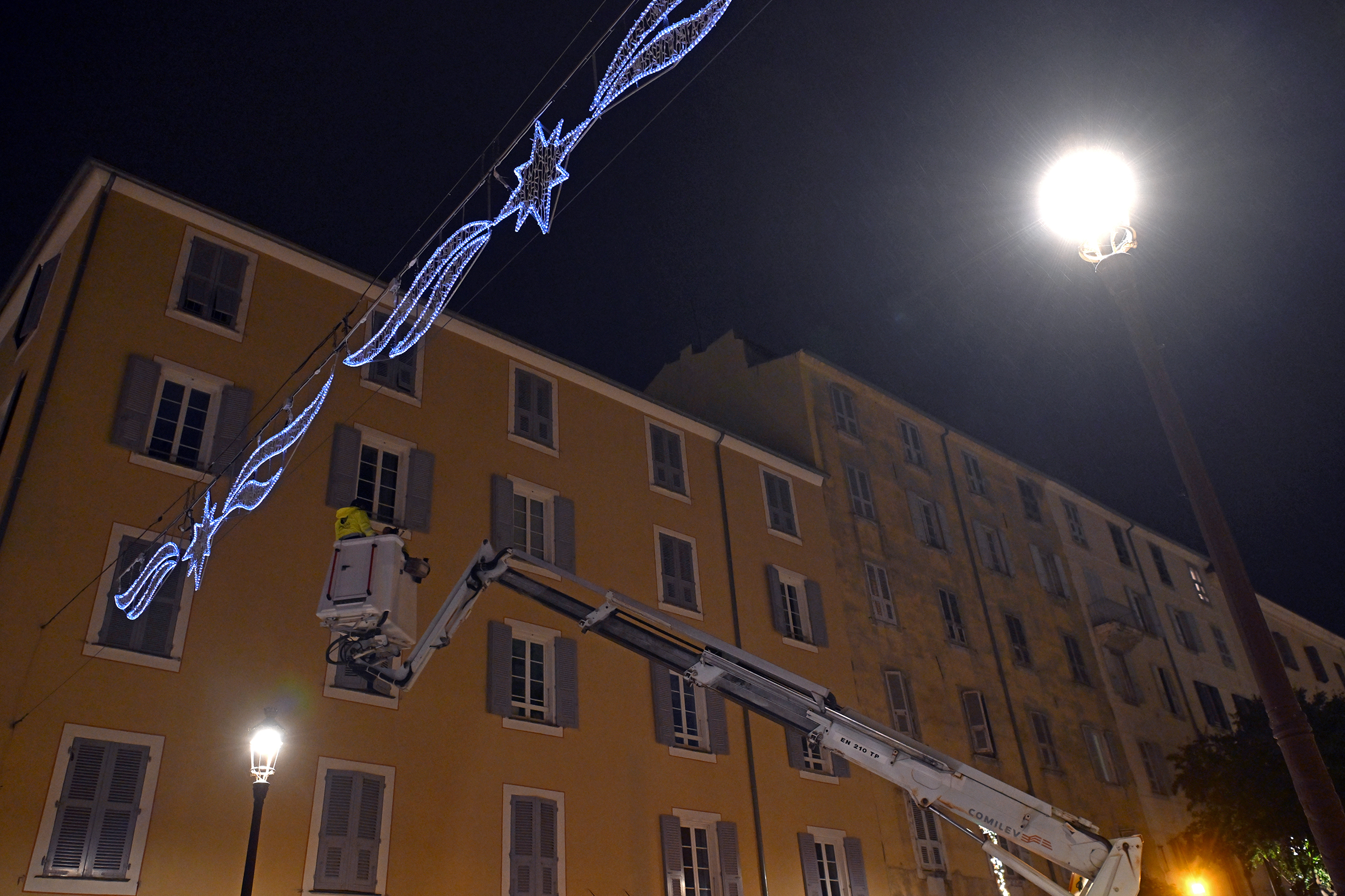 Les nouvelles décorations des traverses de rue sont en cours d'installation (Photos Ville d'Ajaccio).