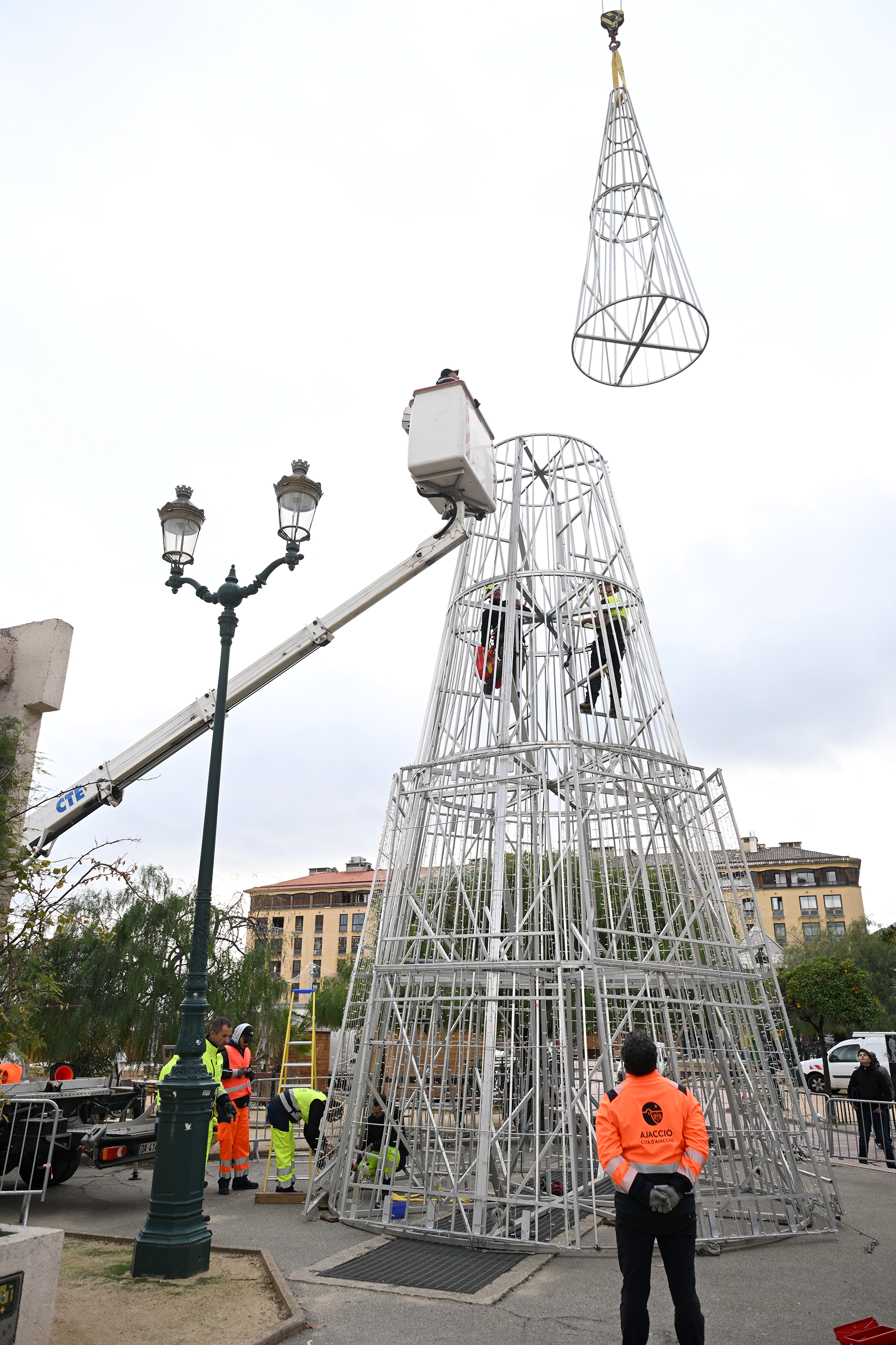 Deux jours pleins sont nécessaires pour monter la structure du sapin lumineux du Marcatu di Natali.