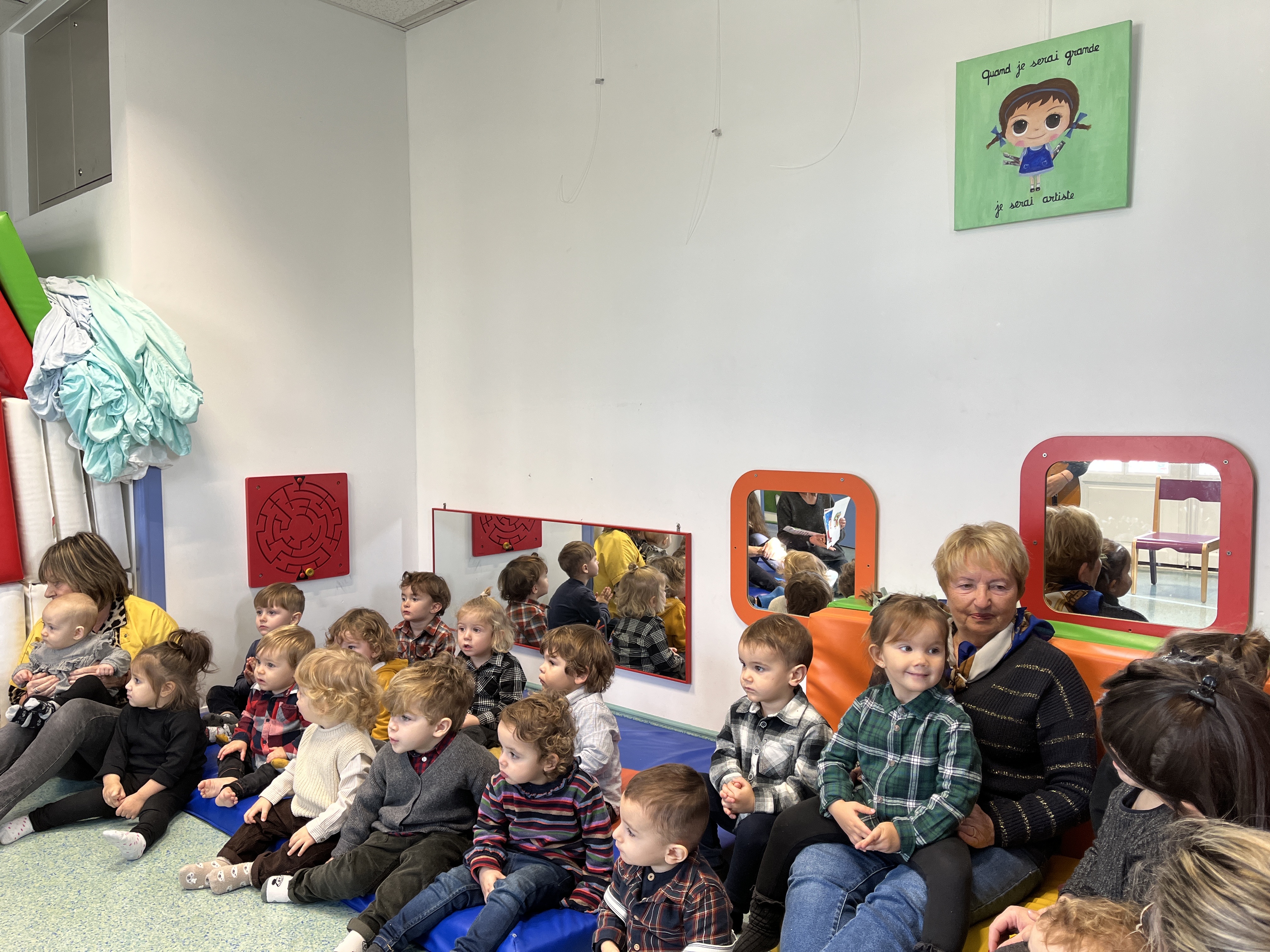 Annie Costa Nivaggioli avec le personnel et les enfants de la crèche la Sourie Verte.