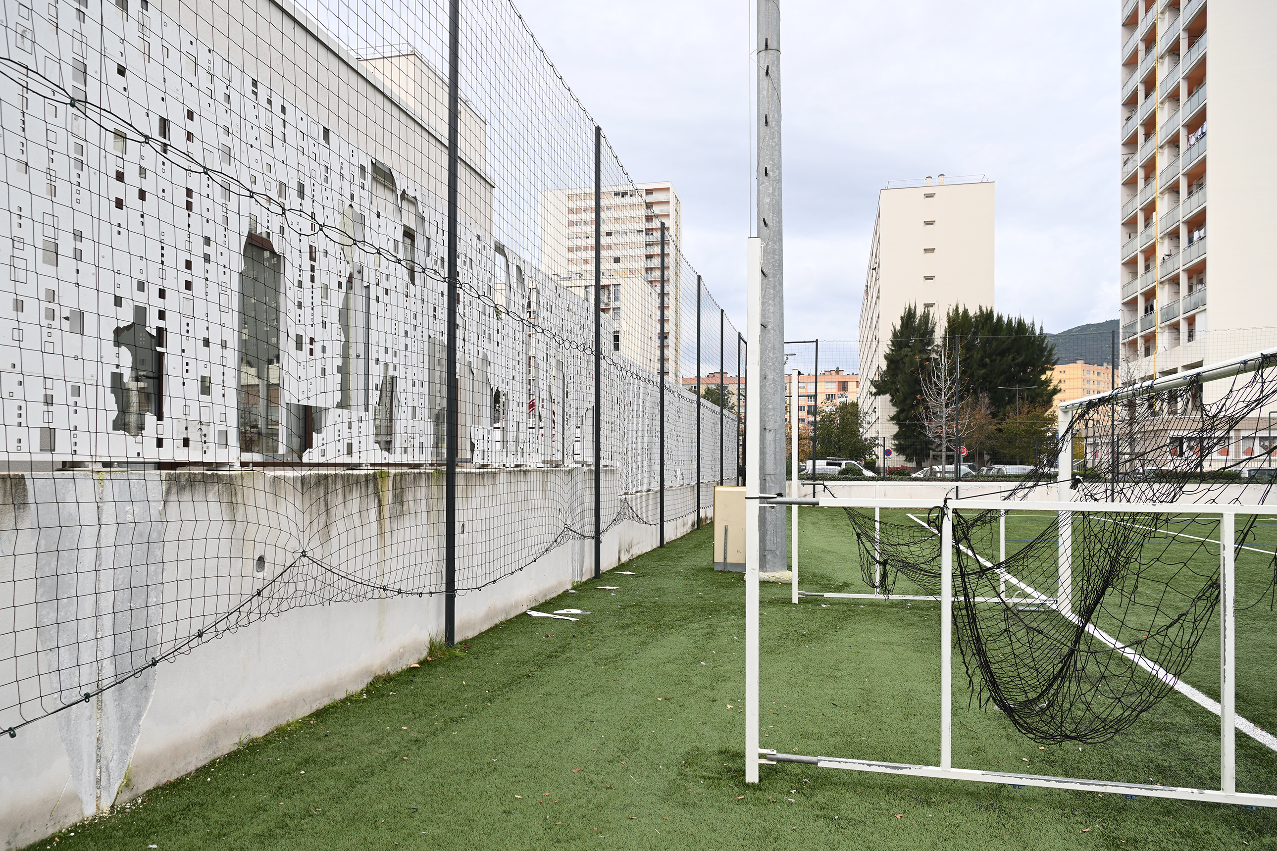 Une portion du stade endommagée