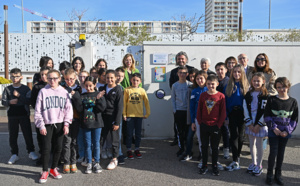 Première pose de repère de crue à l'école Simone Veil