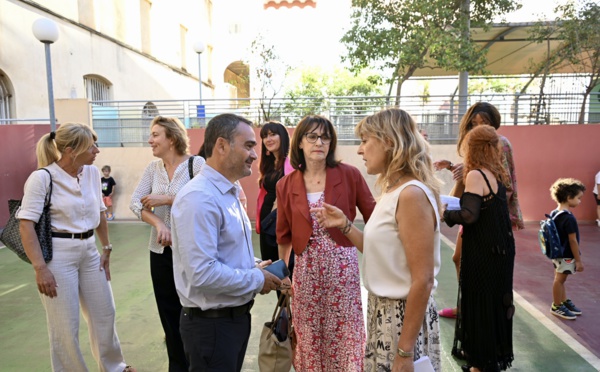 Le maire Stéphane Sbraggia et son adjointe aux affaire scolaires Rose-Marie Ottavy-Sarrola lors de la rentrée à l'école Sampiero 