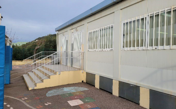 Accès au bâtiment des élèves de maternelle.